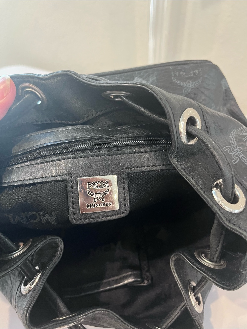 MCM DRAWSTRING BUCKET BAG. - Picture 7 of 12